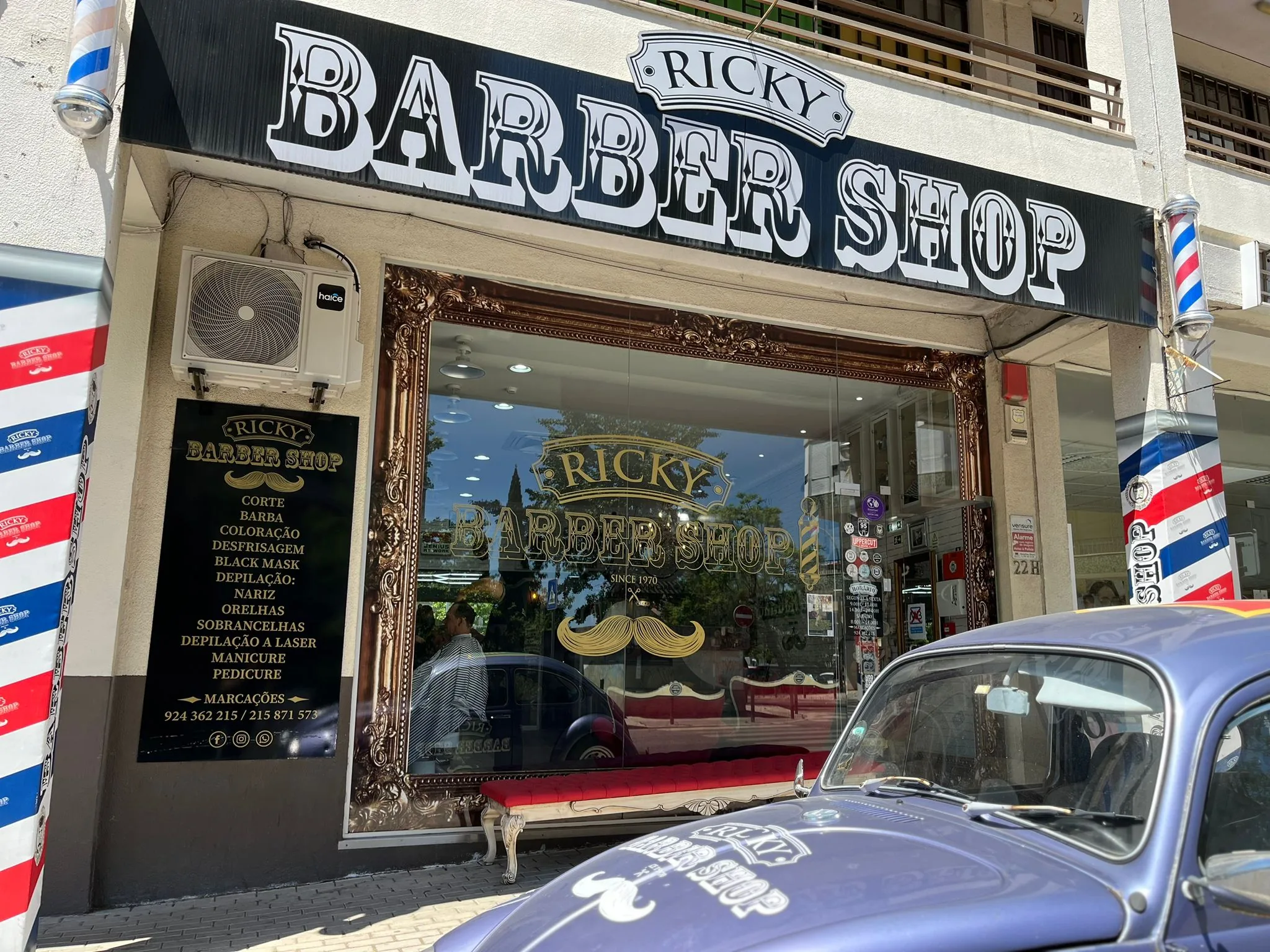 Fachada atual da Ricky Barber Shop na Amadora, com o letreiro e a montra da barbearia