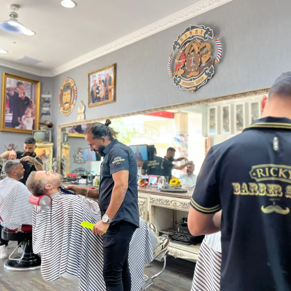 Fachada da Ricky Barber Shop na Avenida do Brasil, Amadora
