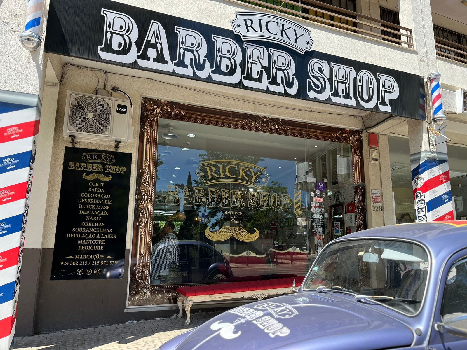 Fachada contemporânea da Ricky Barber Shop com letreiro e montra