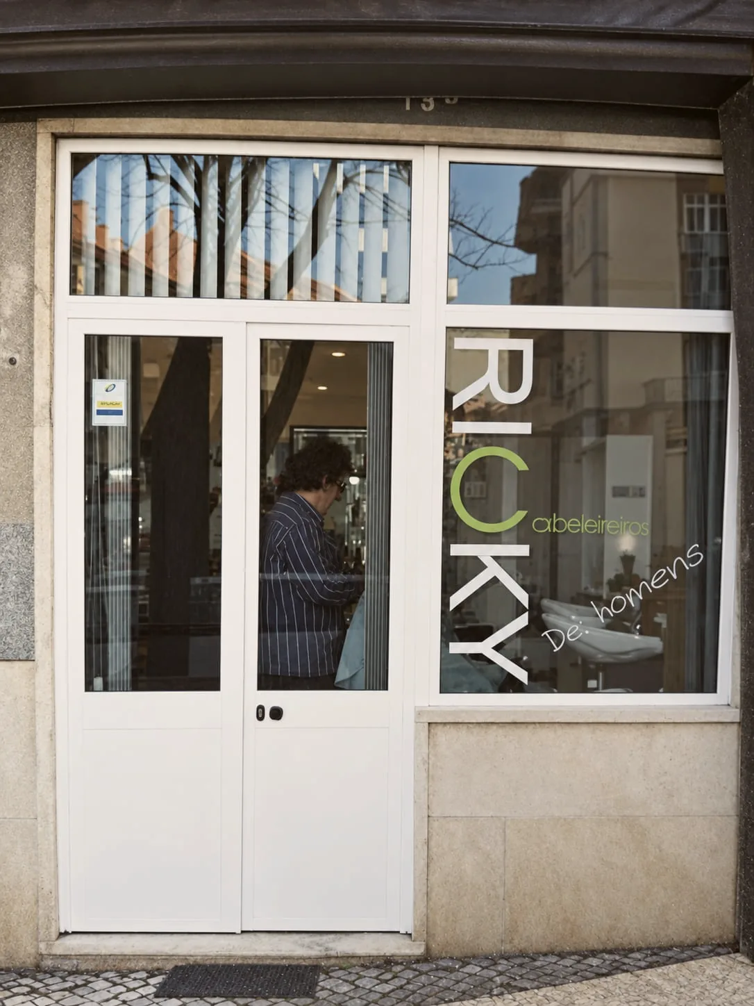 Fachada da barbearia na fase de gestão de Ricky Andrade