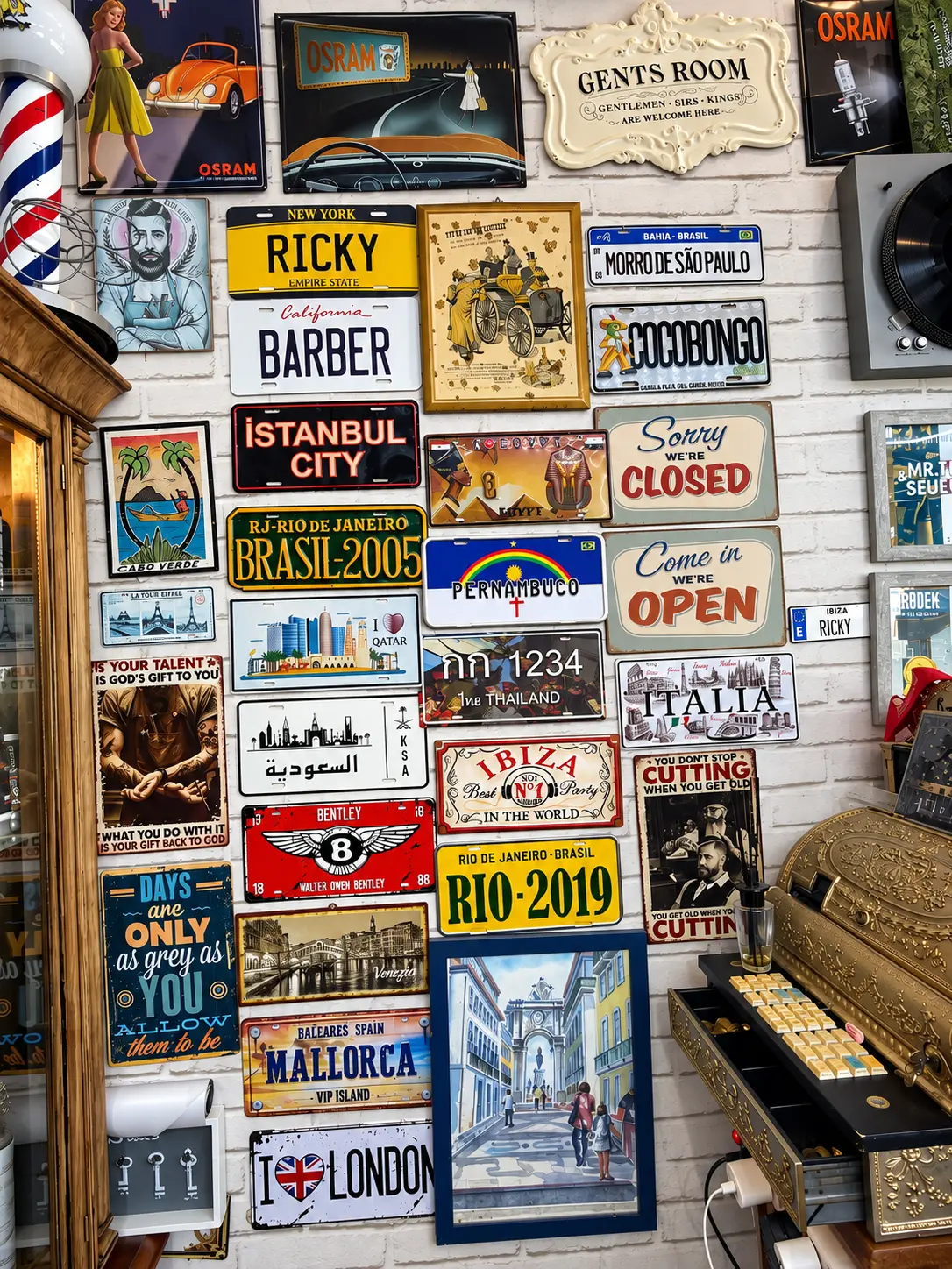 Detalhes e peças vintage no interior da barbearia