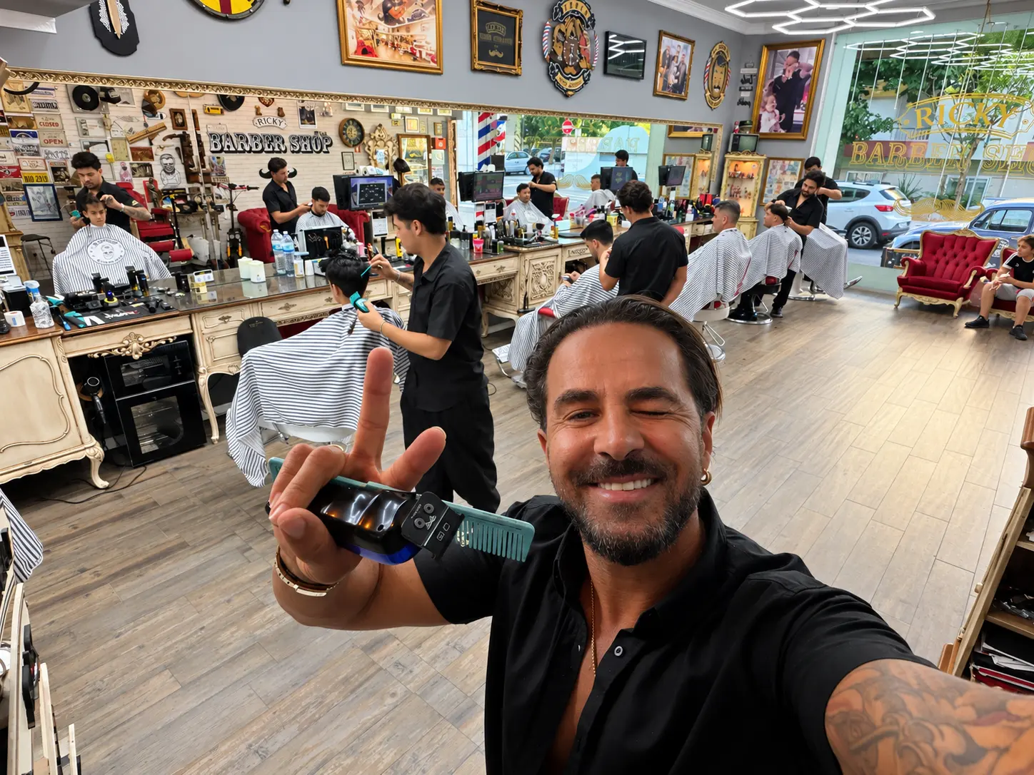 Equipa da Ricky Barber Shop durante um dia de trabalho