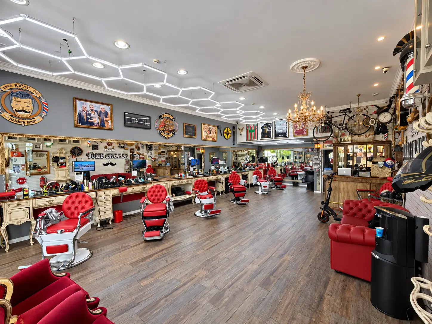 Interior da Ricky Barber Shop na Amadora