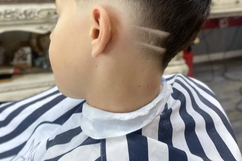Ricky Andrade no interior da Ricky Barber Shop