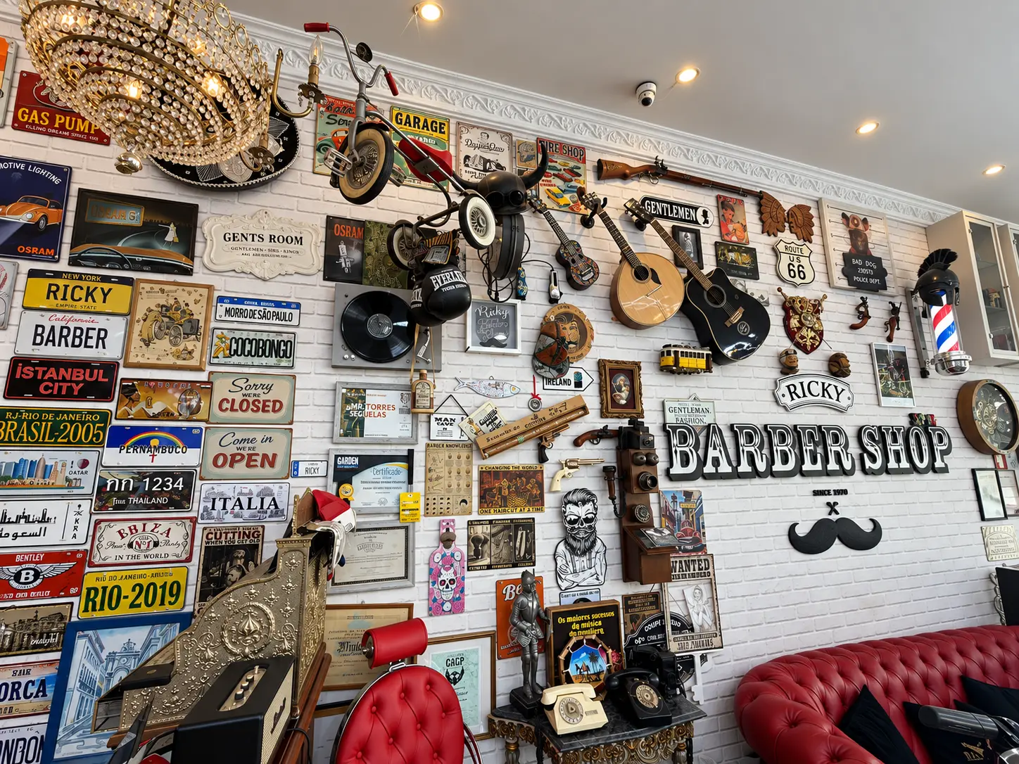 Parede vintage e decoração da Ricky Barber Shop