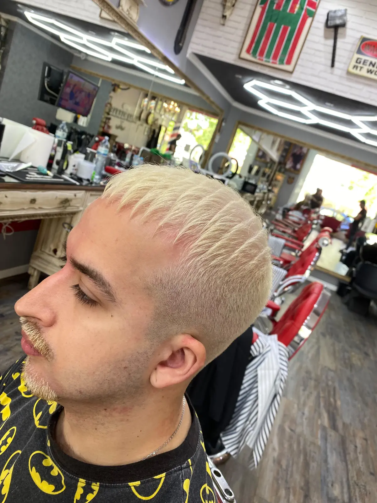 Corte moderno com cabelo platinado