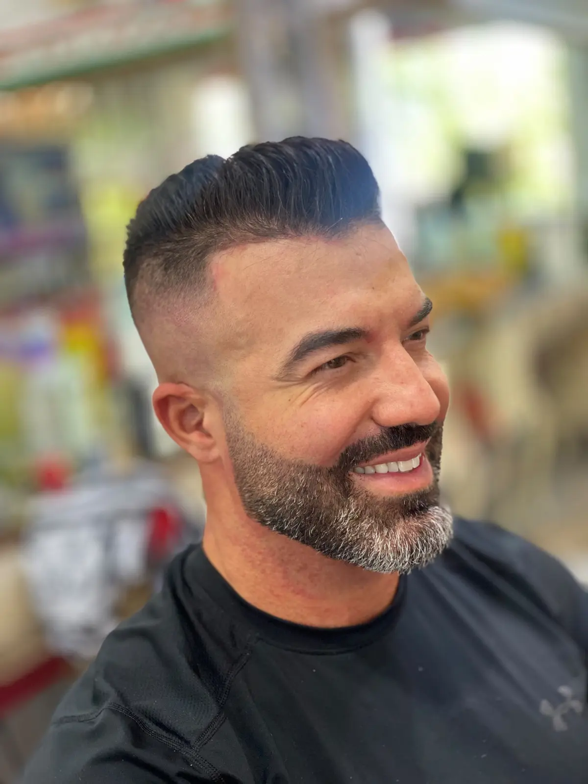 Corte clássico e barba grisalha