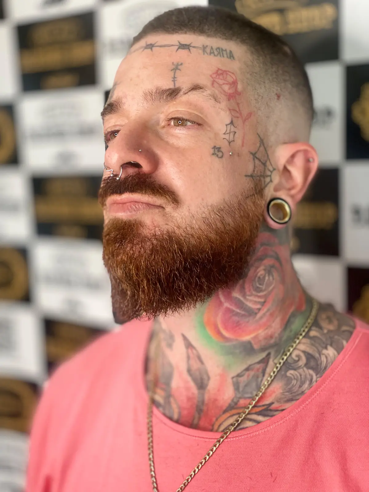 Corte e barba com acabamento profissional
