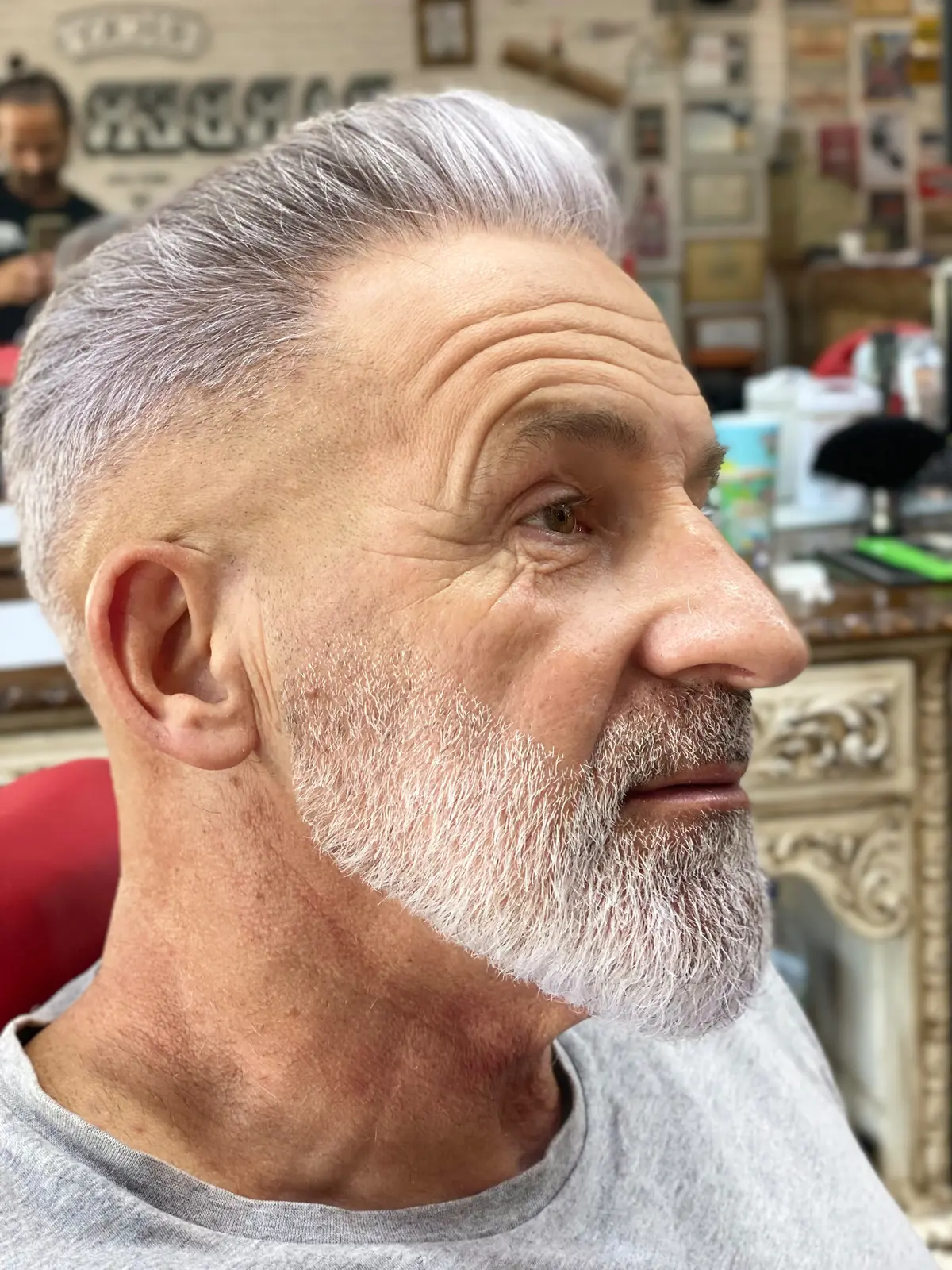 Corte masculino clássico para cabelo grisalho
