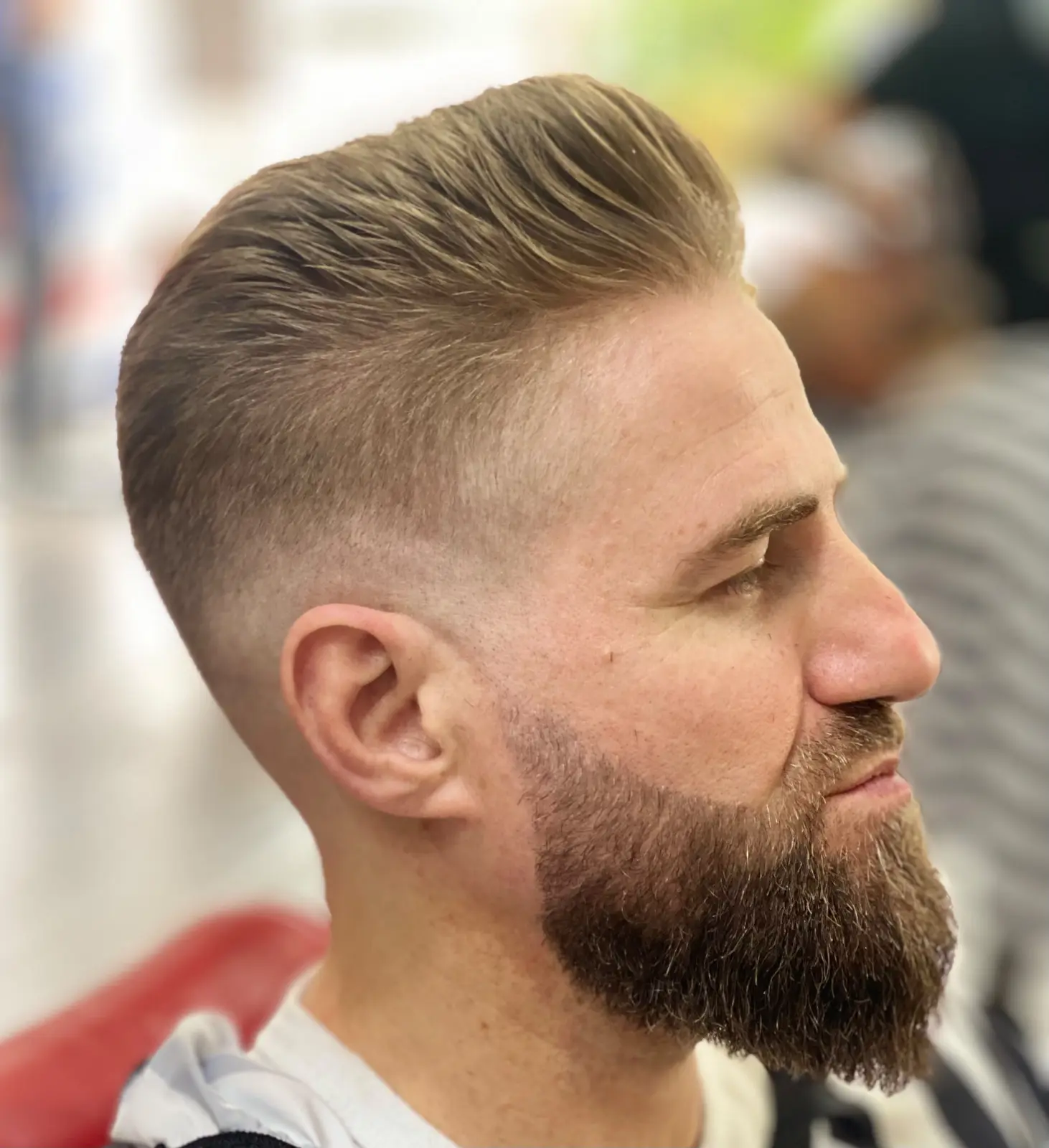 Barba desenhada e corte masculino