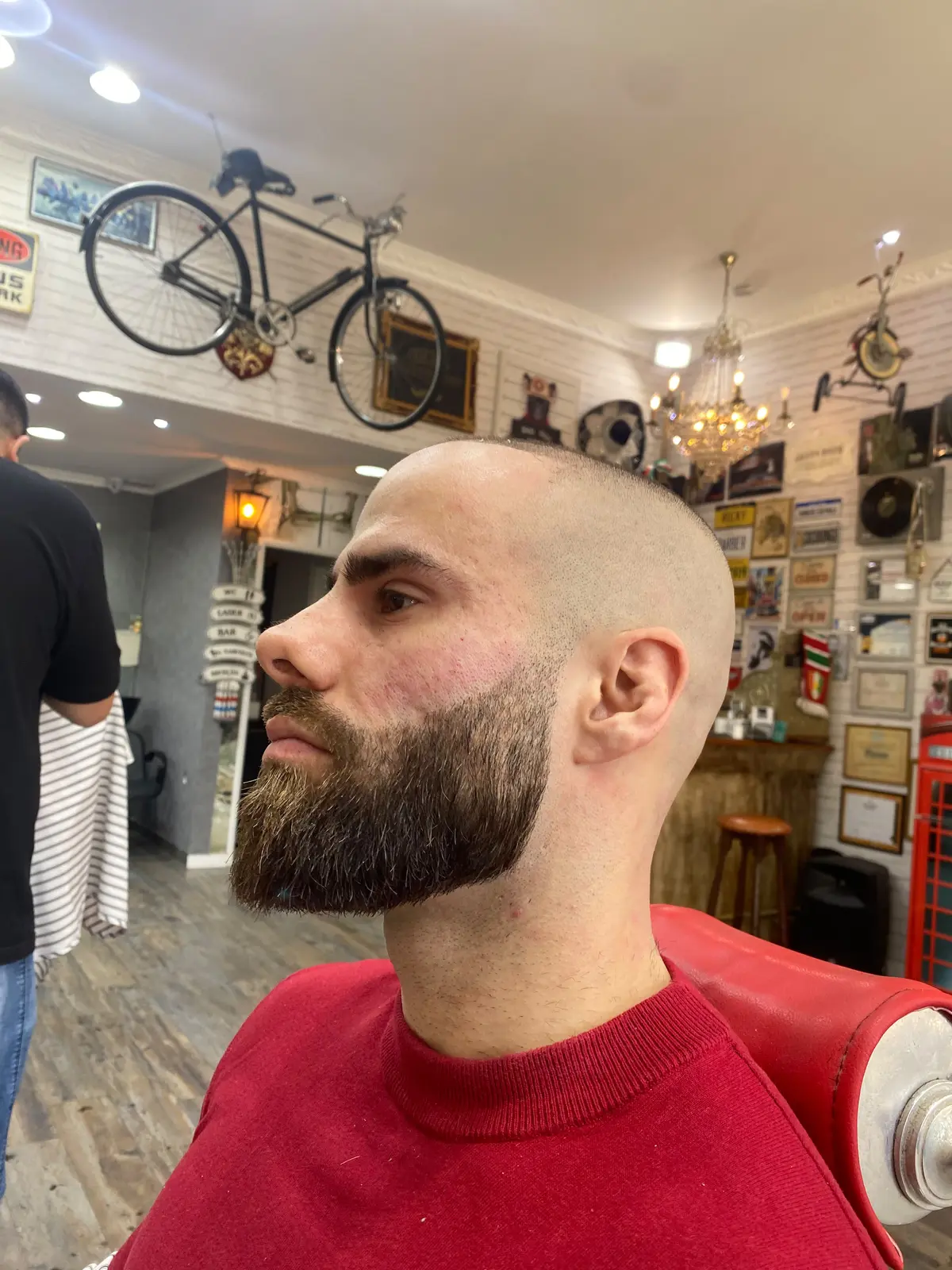 Corte e barba em perfil