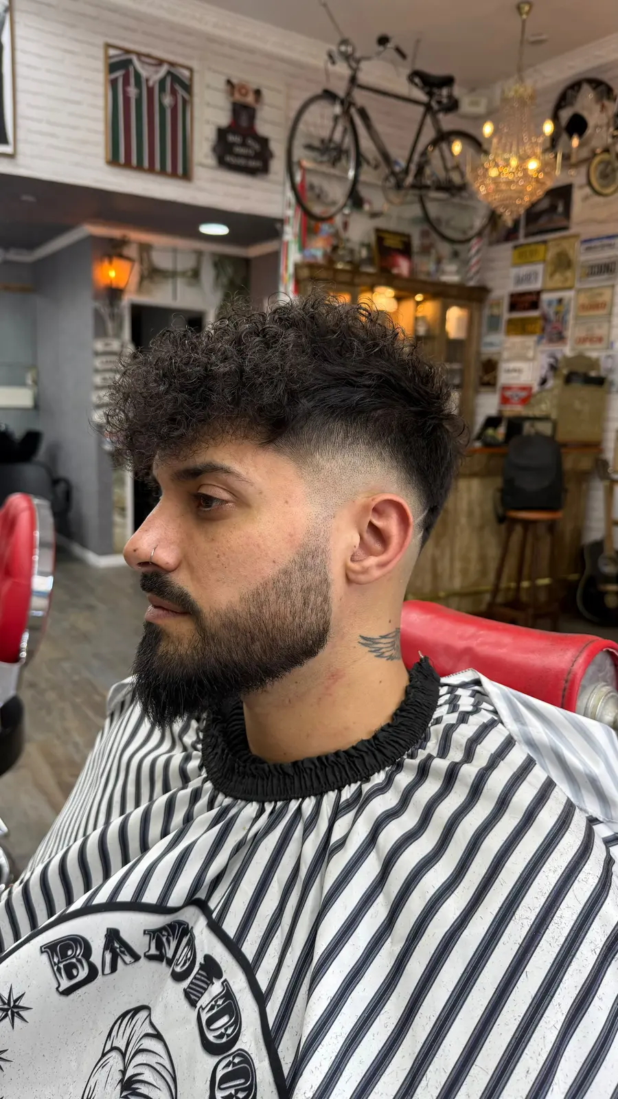 Corte de cabelo encaracolado e barba