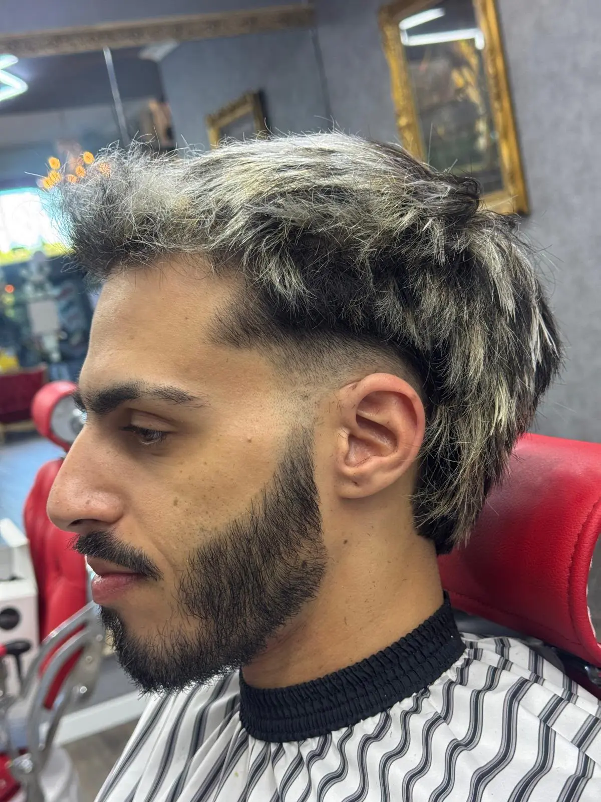 Corte moderno com contraste e barba